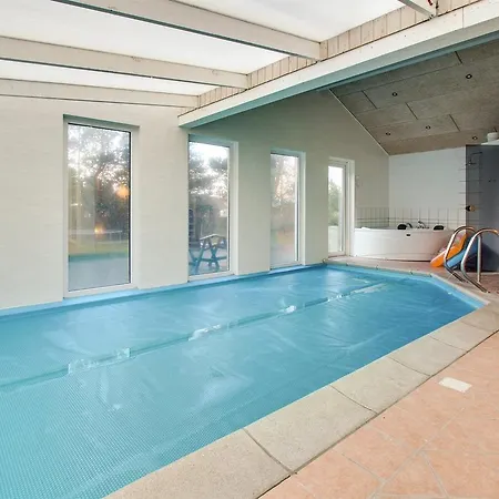 펜션 Three-bedroom Holiday In *